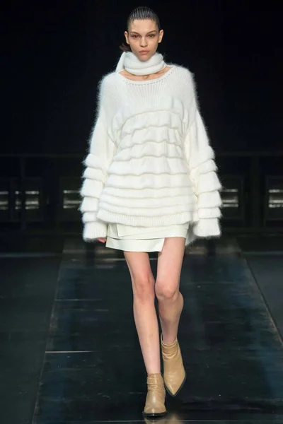 Look 16